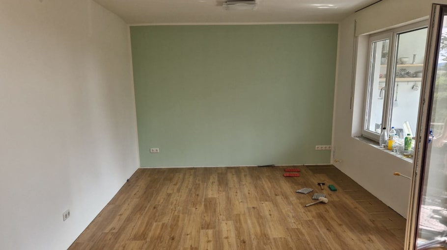 Bodenrenovierung mit Bodenpaneelen im modernen Stil