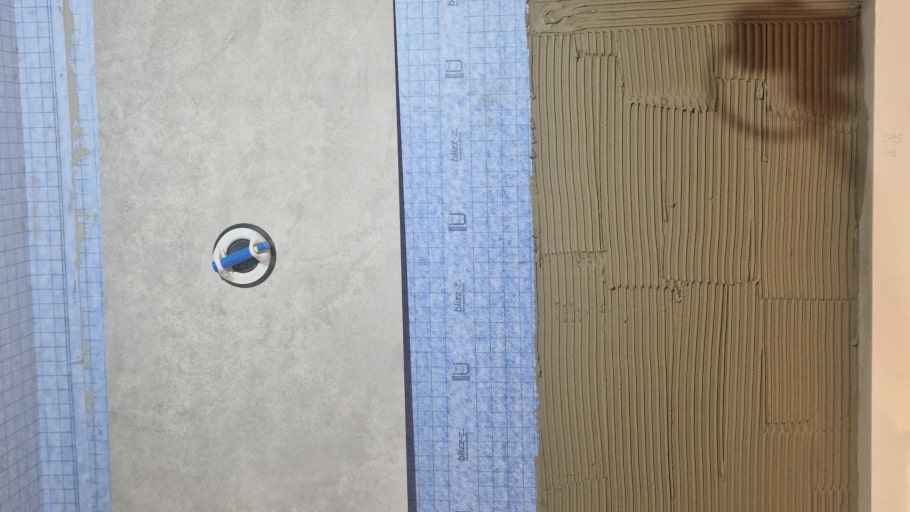Moderne Fliesenverkleidung im Badezimmer